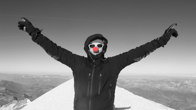 Orang Ini Melakukan Video Call Skype di Puncak Gunung Everest