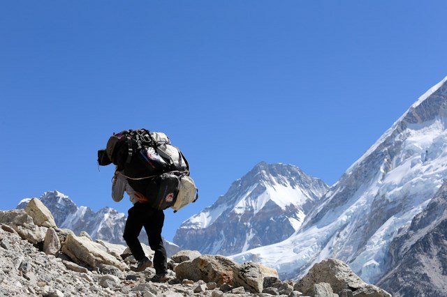 Orang Ini Melakukan Video Call Skype di Puncak Gunung Everest