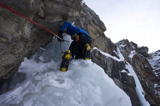 Orang Ini Melakukan Video Call Skype di Puncak Gunung Everest