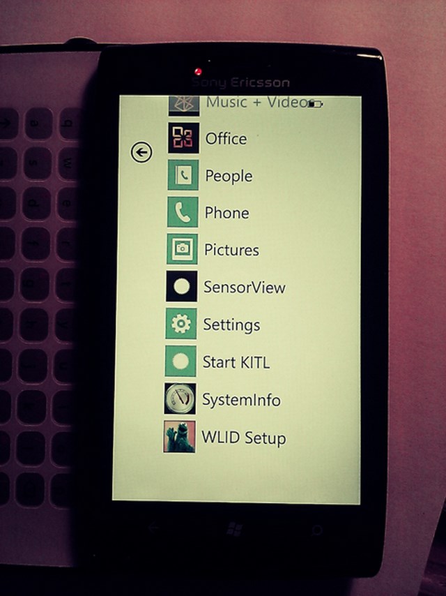 Inilah Sony Ericsson Jolie, Windows Phone yang (Entah Kenapa) Tidak Pernah Dirilis