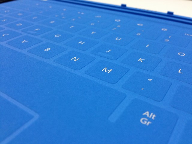 Power Cover: Keyboard Microsoft Surface yang Dilengkapi dengan Baterai