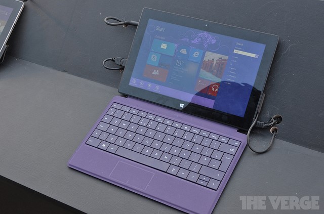 Microsoft Membuat Tablet Surface Raksasa Berukuran 5 Meter Lebih