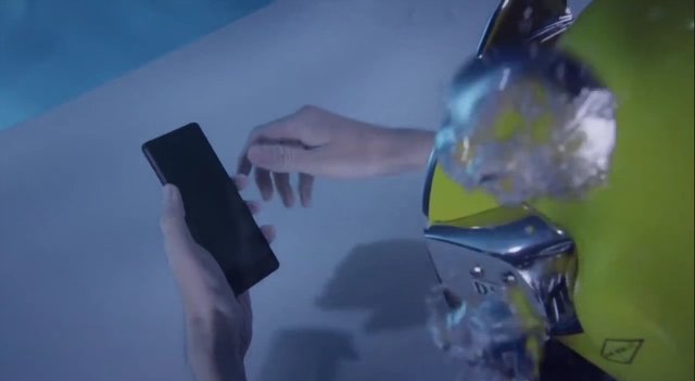 Orang Ini Membuka Sony Xperia Z3 di Dalam Air