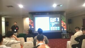 Pak Norman Sasono selaku Technical Evangelist, Microsoft Indonesia sedang menjelaskan Building Universal Apps di Windows 10