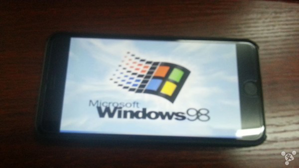 Wow..iPhone 6 Plus Berhasil Diinstall Windows 98