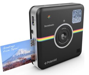 kamera ini langsung memiliki printer dan akses ke sosmed favorit kamu. Jadi setelah jeprat-jepret foto, kamu bisa langsung share ke sosmed atau langsung saja print foto tersebut.