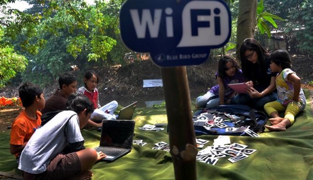 Wi-Fi vs Ethernet: Mana yang Pas Untuk Kamu?