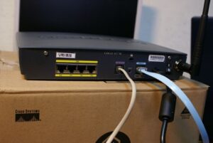 Wi-Fi vs Ethernet: Mana yang Pas Untuk Kamu?