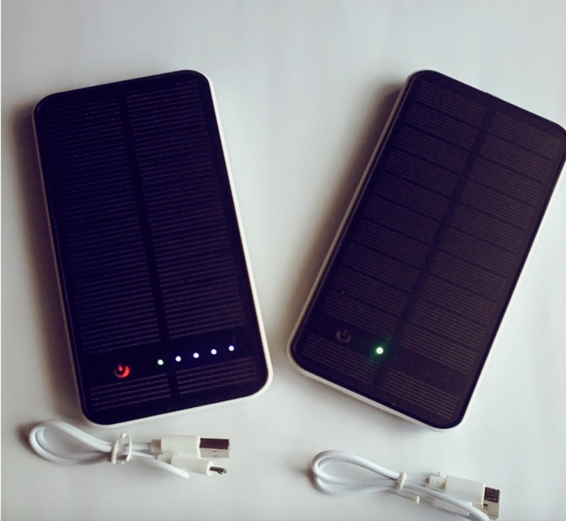 Tidak Lagi Kehabisan Baterai Smartphone dengan Power Bank Solar Charger