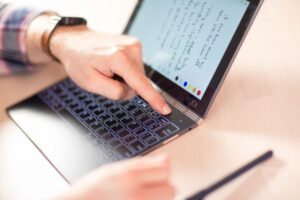 Tablet PC Revolusioner: Lenovo Yoga Book dengan Touch Keyboard Futuristik