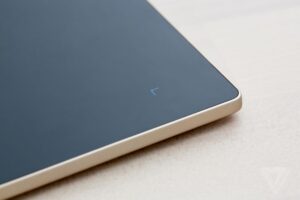 Tablet PC Revolusioner: Lenovo Yoga Book dengan Touch Keyboard Futuristik