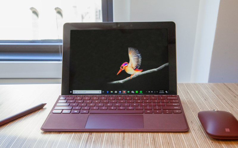 Microsoft baru saja merilis Surface Go sebagai perangkat  Gosip: Surface Go Sebelumnya Direncanakan Jadi Perangkat ARM